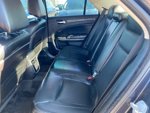 Chrysler 300 Vehicle Full-screen Gallery Image 07