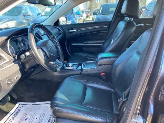 Chrysler 300 Vehicle Full-screen Gallery Image 08