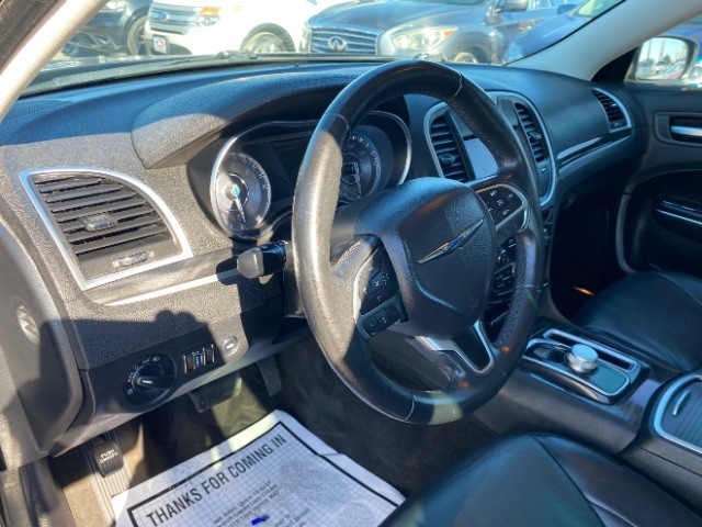 Chrysler 300 Vehicle Full-screen Gallery Image 09