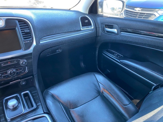 Chrysler 300 Vehicle Full-screen Gallery Image 10