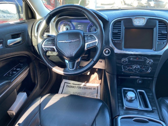 Chrysler 300 Vehicle Full-screen Gallery Image 11