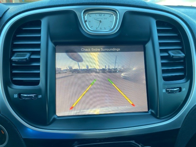 Chrysler 300 Vehicle Full-screen Gallery Image 14