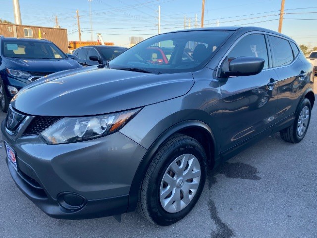 Nissan Rogue Sport Vehicle Full-screen Gallery Image 03