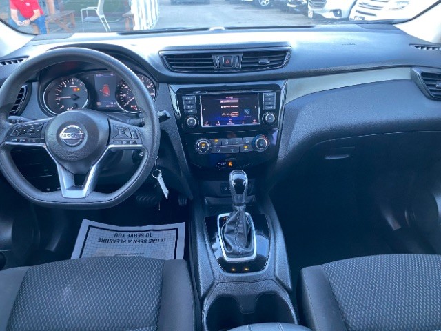 Nissan Rogue Sport Vehicle Full-screen Gallery Image 06