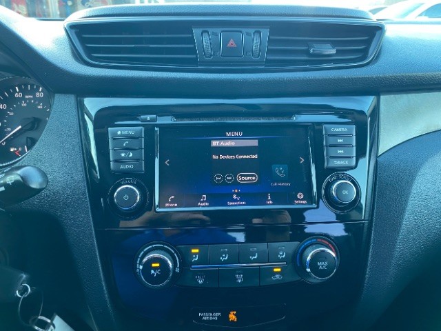 Nissan Rogue Sport Vehicle Full-screen Gallery Image 12