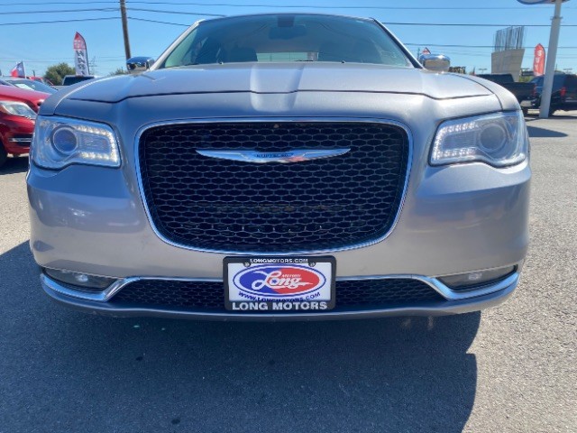 Chrysler 300 Vehicle Full-screen Gallery Image 02