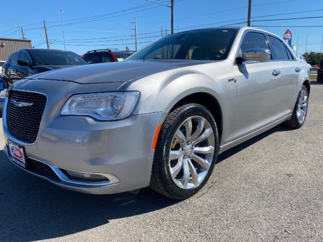 Chrysler 300 Vehicle Full-screen Gallery Image 03