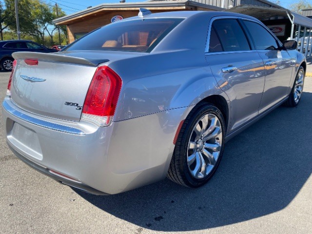 Chrysler 300 Vehicle Full-screen Gallery Image 04