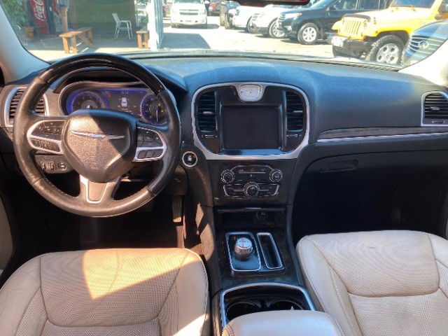 Chrysler 300 Vehicle Full-screen Gallery Image 05