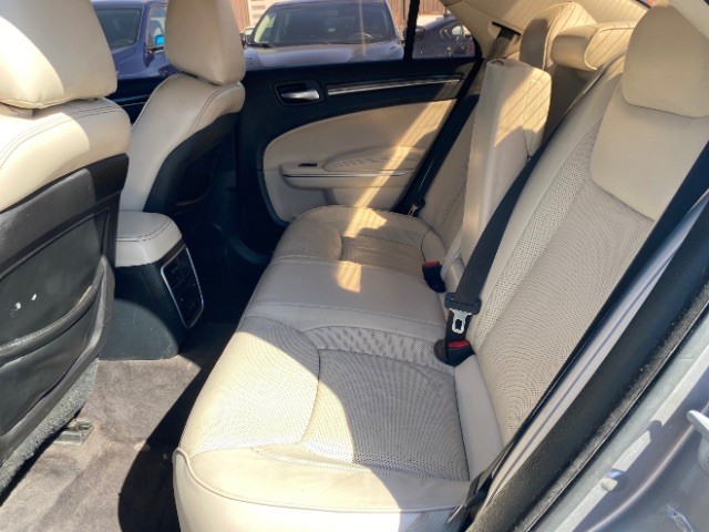 Chrysler 300 Vehicle Full-screen Gallery Image 06