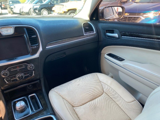 Chrysler 300 Vehicle Full-screen Gallery Image 07