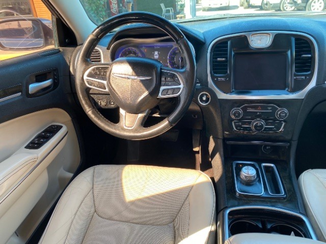 Chrysler 300 Vehicle Full-screen Gallery Image 08