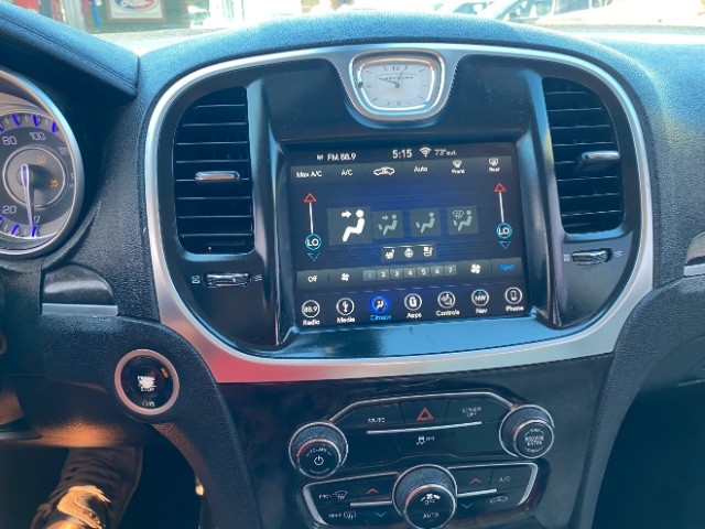 Chrysler 300 Vehicle Full-screen Gallery Image 09