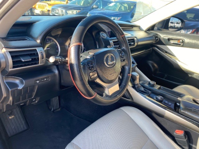 Lexus IS 250 Vehicle Full-screen Gallery Image 09