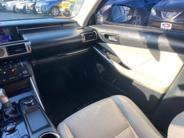 Lexus IS 250 Vehicle Full-screen Gallery Image 10