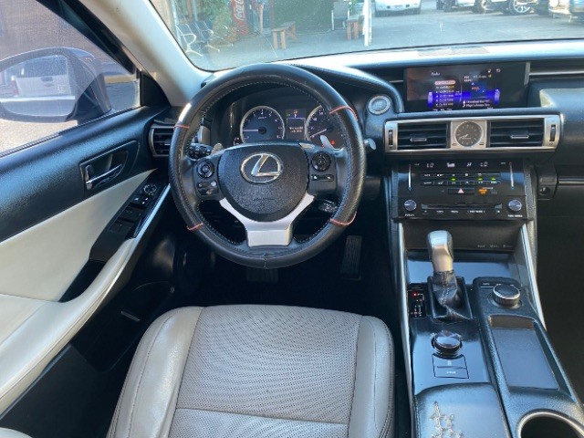 Lexus IS 250 Vehicle Full-screen Gallery Image 11