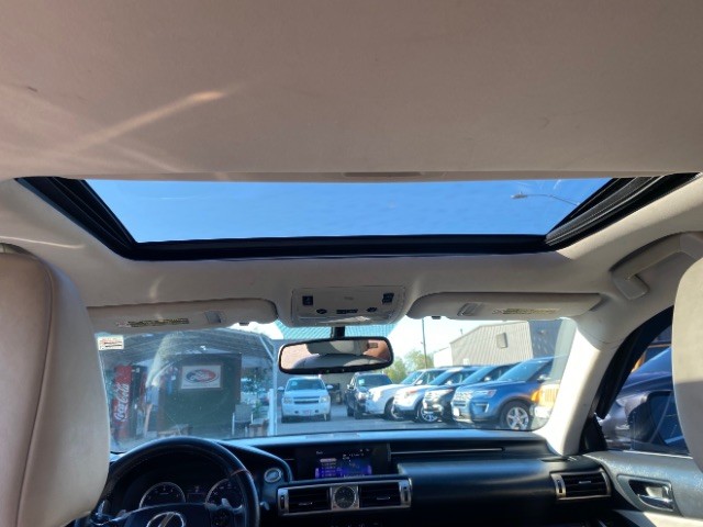 Lexus IS 250 Vehicle Full-screen Gallery Image 12