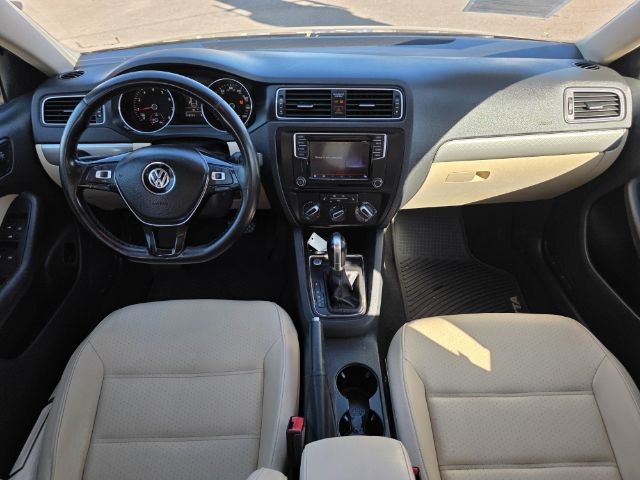 Volkswagen Jetta Vehicle Full-screen Gallery Image 06