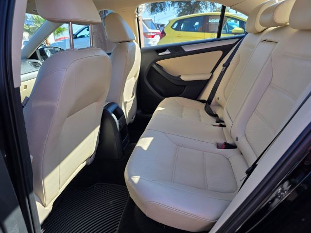 Volkswagen Jetta Vehicle Full-screen Gallery Image 07