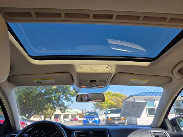 Volkswagen Jetta Vehicle Full-screen Gallery Image 10