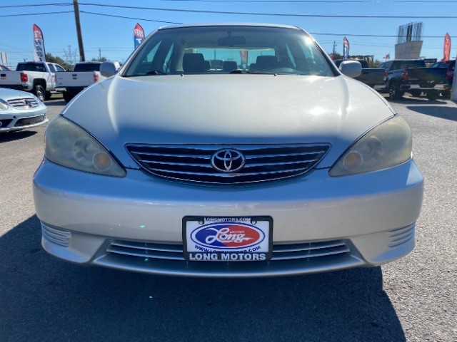 Toyota Camry Vehicle Full-screen Gallery Image 02