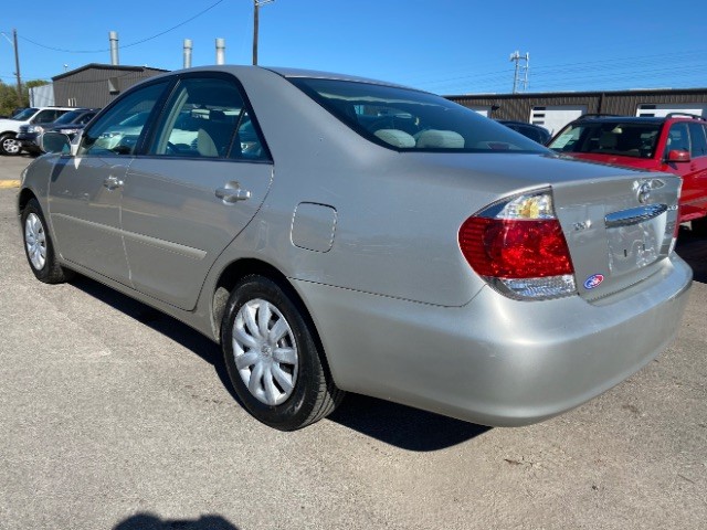 Toyota Camry Vehicle Full-screen Gallery Image 04