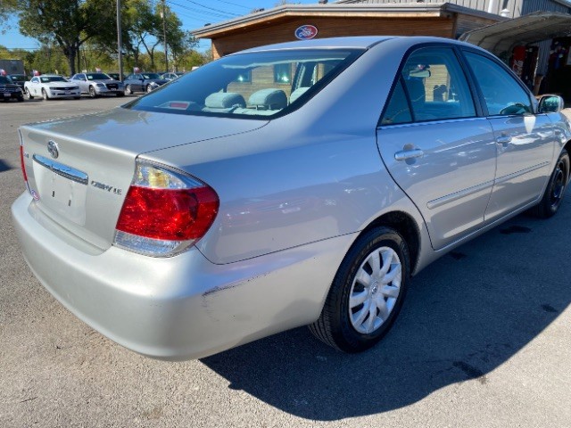 Toyota Camry Vehicle Full-screen Gallery Image 05