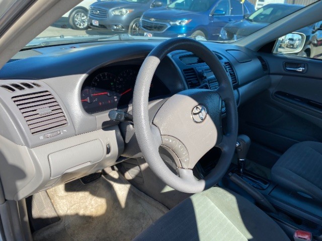 Toyota Camry Vehicle Full-screen Gallery Image 09