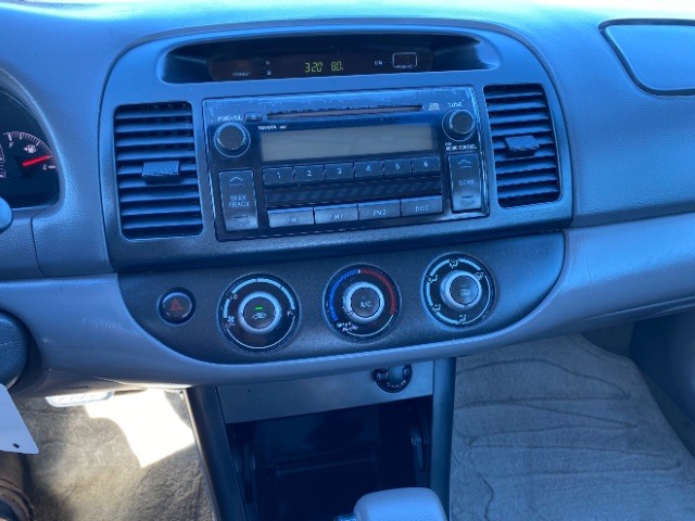 Toyota Camry Vehicle Full-screen Gallery Image 12