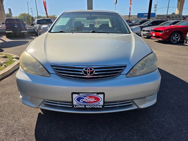 Toyota Camry Vehicle Full-screen Gallery Image 15