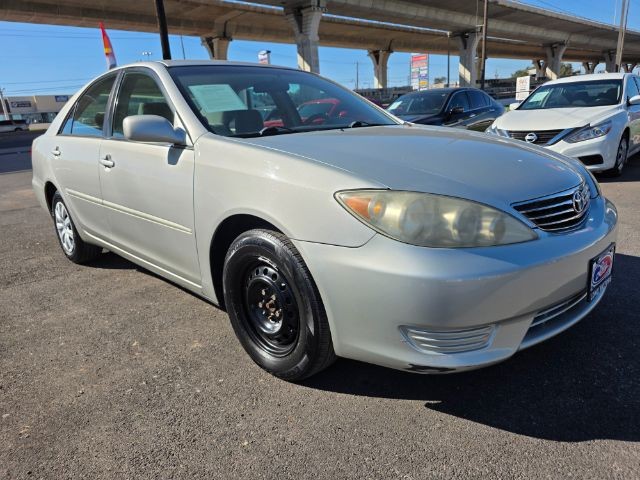 Toyota Camry Vehicle Full-screen Gallery Image 16