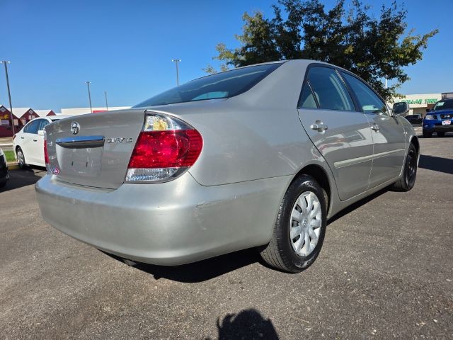 Toyota Camry Vehicle Full-screen Gallery Image 17