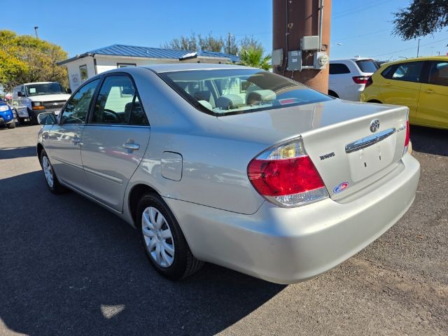 Toyota Camry Vehicle Full-screen Gallery Image 18