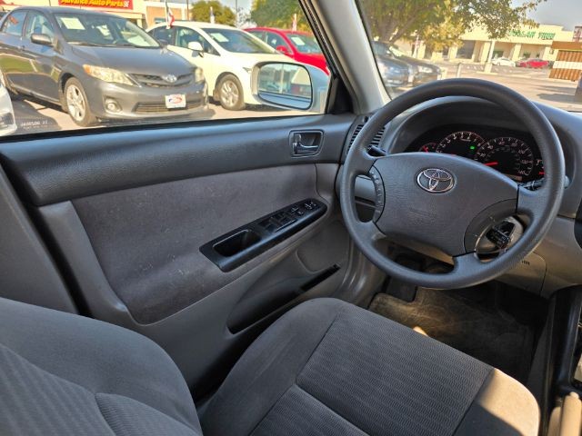 Toyota Camry Vehicle Full-screen Gallery Image 19