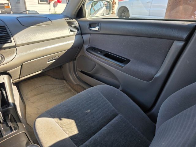 Toyota Camry Vehicle Full-screen Gallery Image 20