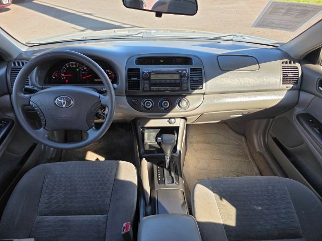 Toyota Camry Vehicle Full-screen Gallery Image 21