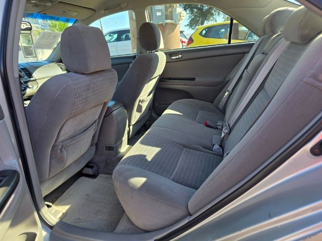 Toyota Camry Vehicle Full-screen Gallery Image 22