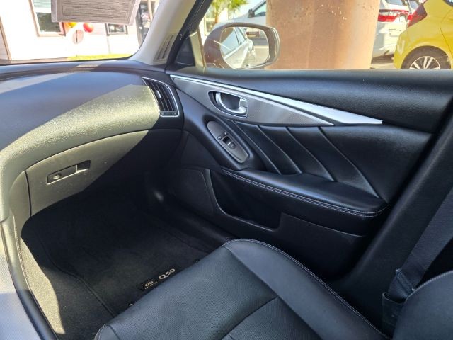 INFINITI Q50 Vehicle Full-screen Gallery Image 09