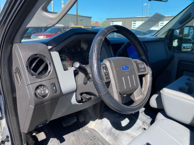 Ford Super Duty F-350 SRW Vehicle Full-screen Gallery Image 09