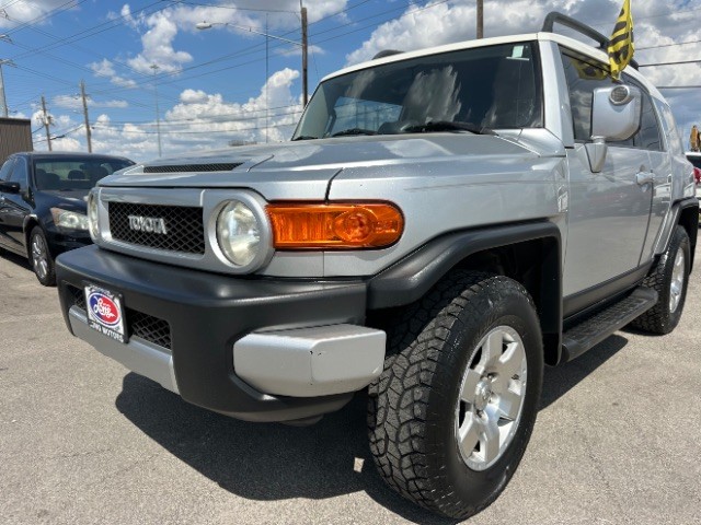 Toyota FJ Cruiser Vehicle Full-screen Gallery Image 02