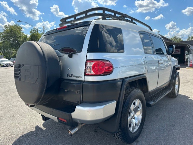 Toyota FJ Cruiser Vehicle Full-screen Gallery Image 04