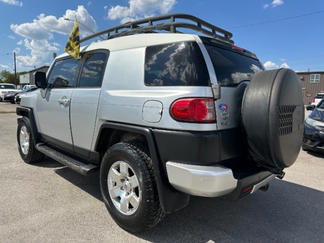 Toyota FJ Cruiser Vehicle Full-screen Gallery Image 05