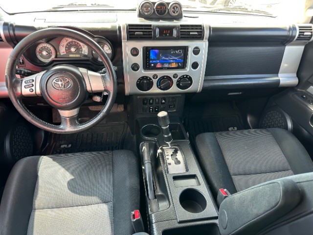 Toyota FJ Cruiser Vehicle Full-screen Gallery Image 06