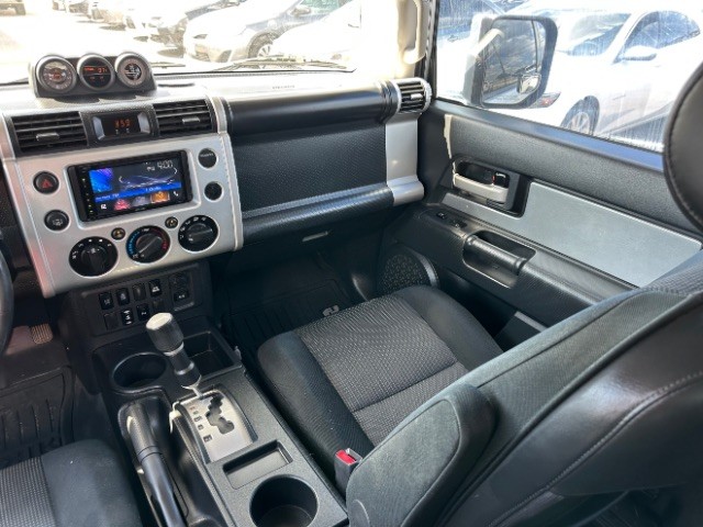 Toyota FJ Cruiser Vehicle Full-screen Gallery Image 07