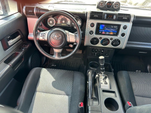 Toyota FJ Cruiser Vehicle Full-screen Gallery Image 08