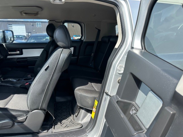 Toyota FJ Cruiser Vehicle Full-screen Gallery Image 09