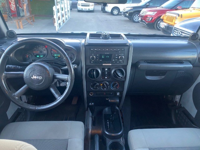 Jeep Wrangler Vehicle Full-screen Gallery Image 06