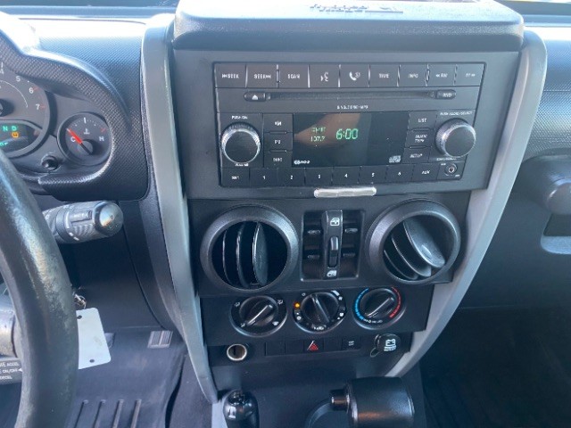 Jeep Wrangler Vehicle Full-screen Gallery Image 09