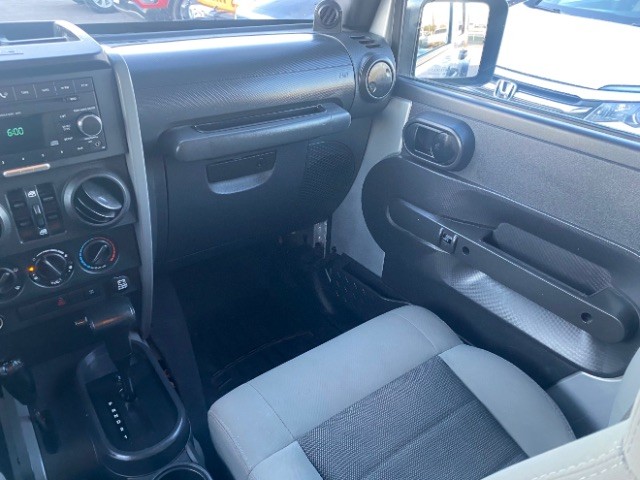 Jeep Wrangler Vehicle Full-screen Gallery Image 11