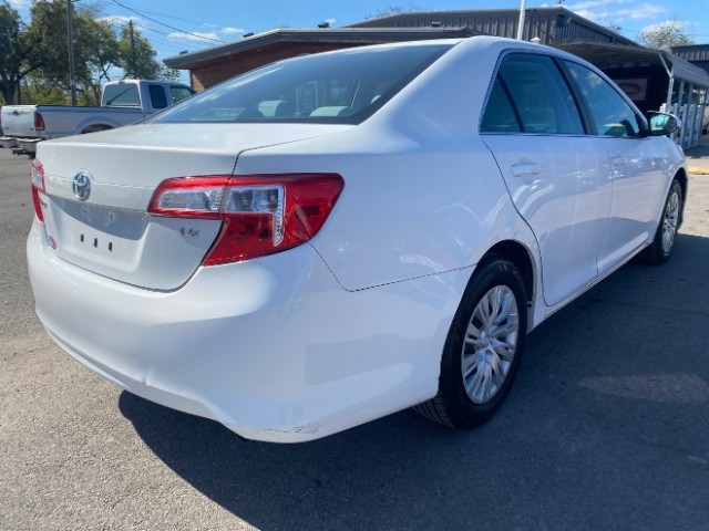 Toyota Camry Vehicle Full-screen Gallery Image 05